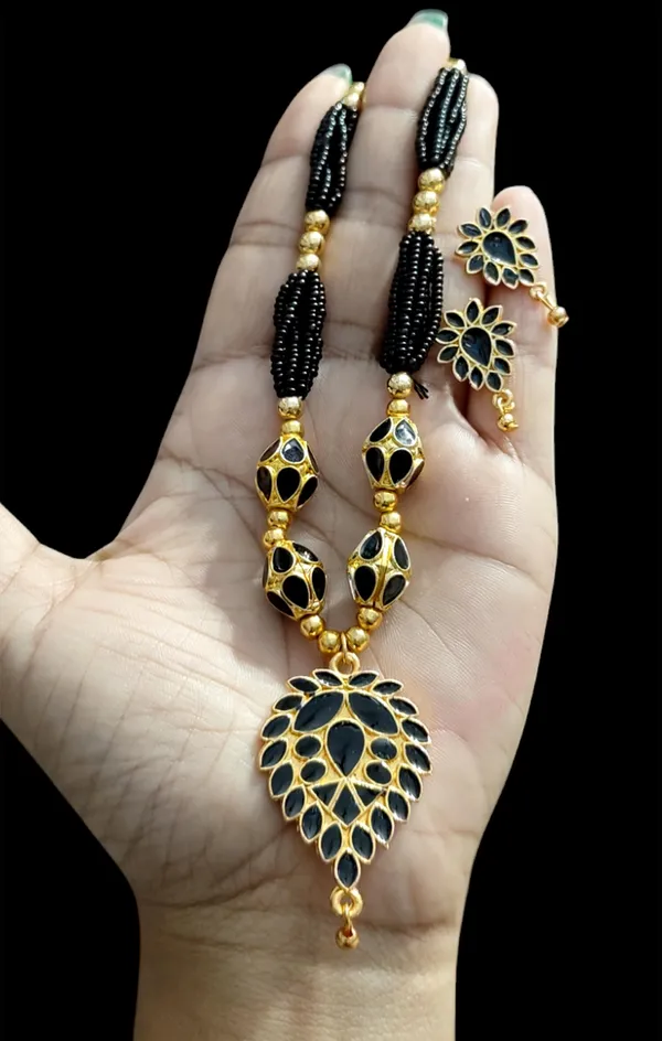 Assamese_Traditional_Black_Meenakari_Dugdugi_4_Ball_Monimala_Tassel_Jewellery_Set