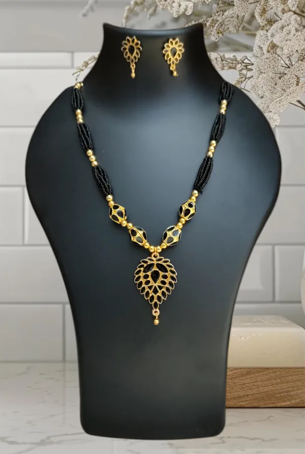 Assamese_Traditional_Black_Meenakari_Dugdugi_4_Ball_Monimala_Tassel_Jewellery_Set