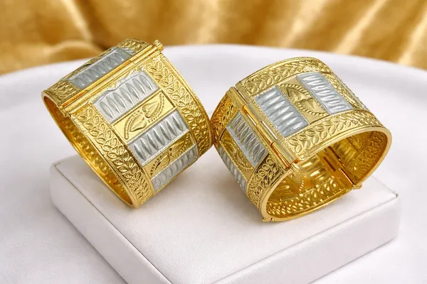 BG_GOLD_Assamese_Traditional_Copper_Based_Muthi_kharu/_Bangle_Set