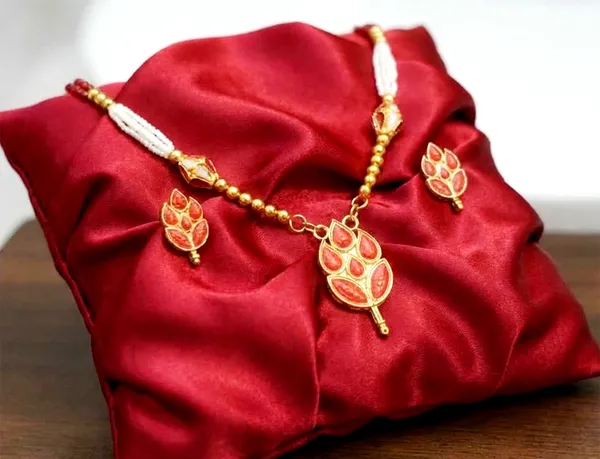 BG_GOLD_Assamese_Traditional_Copper_Based_Red-White__Patti_Monimala_Tassel__Jewellery_Set