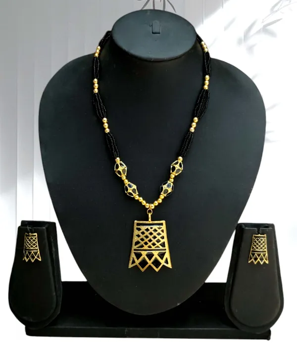 Assamese_Traditional_Black_Meenakari_Thuriya_4_Ball_Tassel_Jewellery_Set