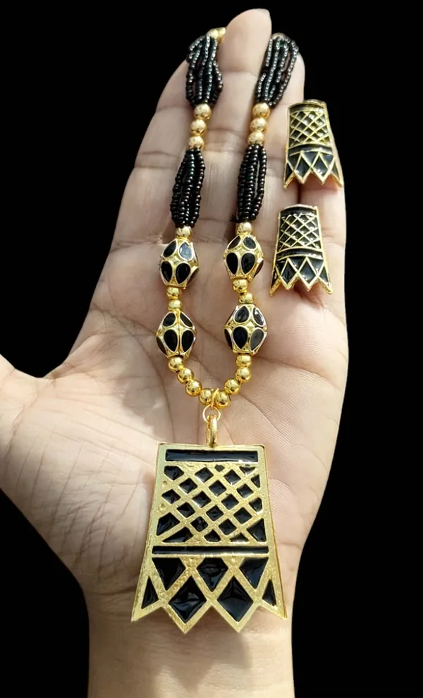 Assamese_Traditional_Black_Meenakari_Thuriya_4_Ball_Tassel_Jewellery_Set