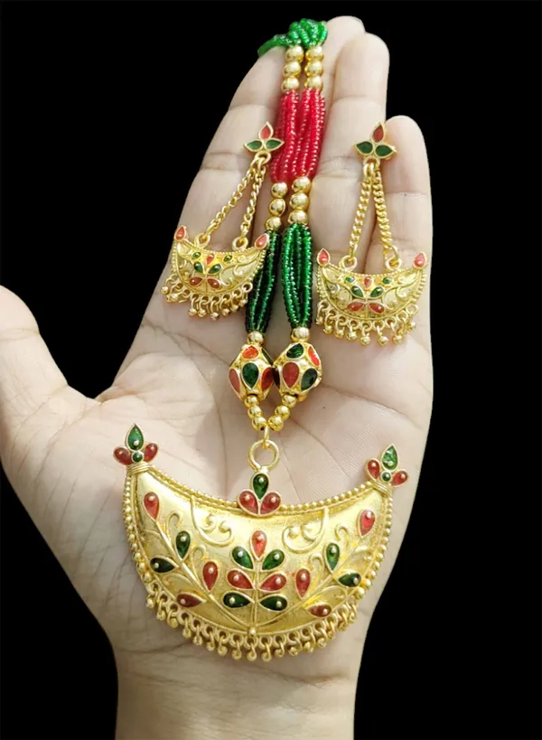 Assamese_Traditional_Red_Green_Junbiri_With_Monimala_Tassel_Jewellery_Set