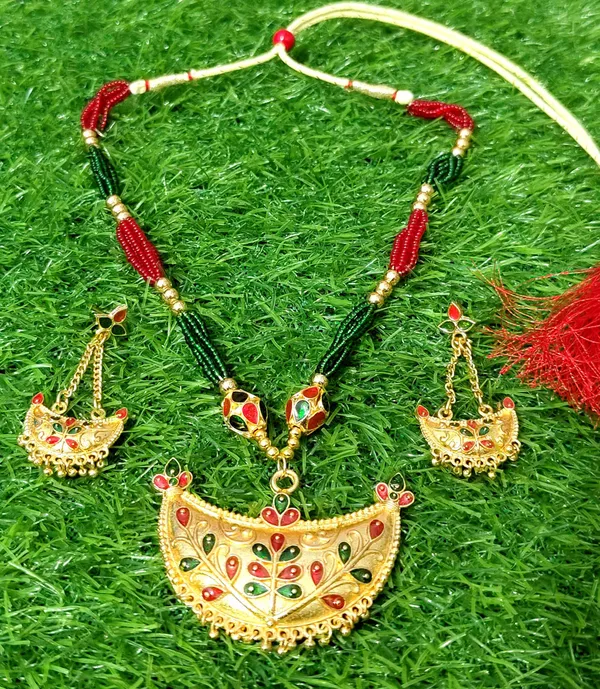 Assamese_Traditional_Red_Green_Junbiri_With_Monimala_Tassel_Jewellery_Set