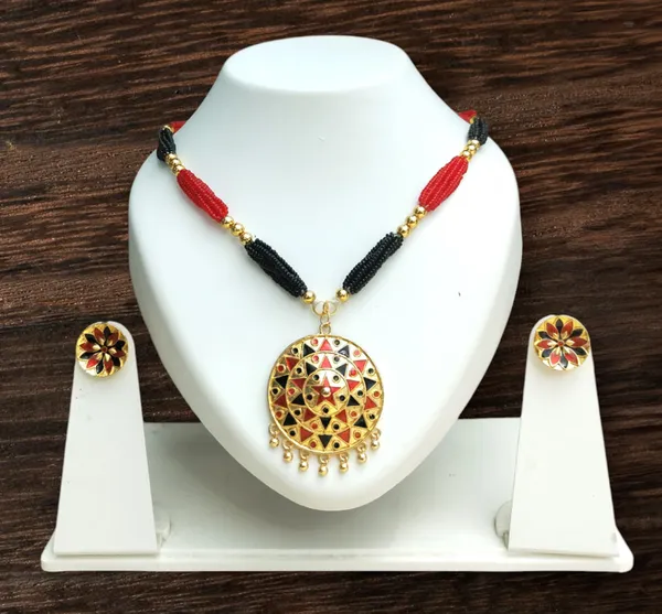 Assamese_Traditional_Red_Black_Japi_With_Tassel_Jewellery_Set