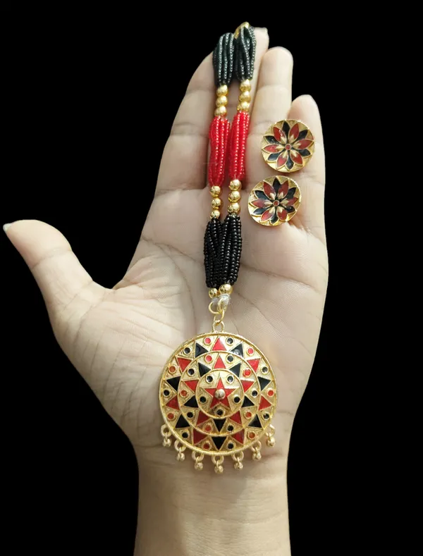 Assamese_Traditional_Red_Black_Japi_With_Tassel_Jewellery_Set