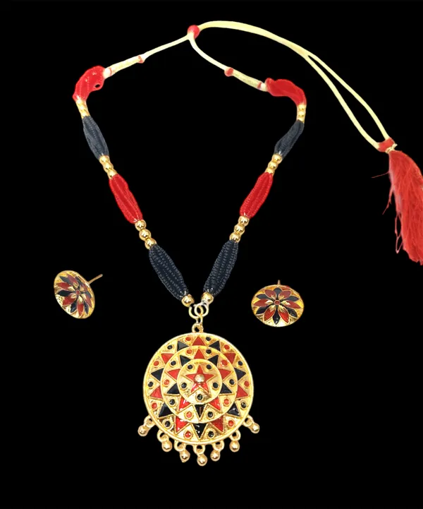 Assamese_Traditional_Red_Black_Japi_With_Tassel_Jewellery_Set