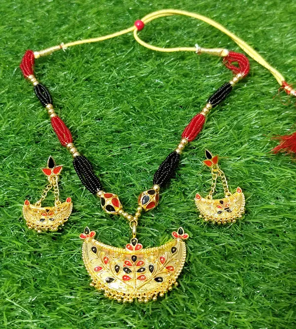 Copper_Based_Assamese_Traditional_Red_Black_Junbiri_With_Monimala_Tassel_Jewellery_Set