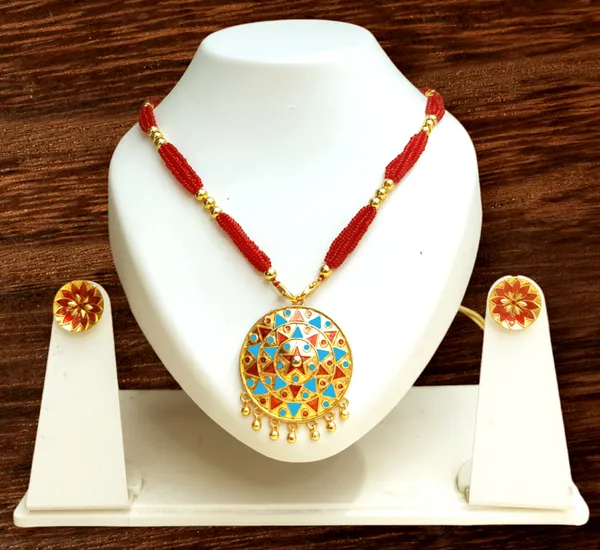 Assamese_Traditional_Red_Blue_Japi_With_Tassel_Jewellery_Set