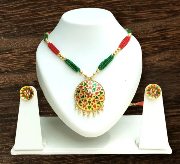 Assamese_Traditional_Red_Green_Japi_With_Tassel_Jewellery_Set