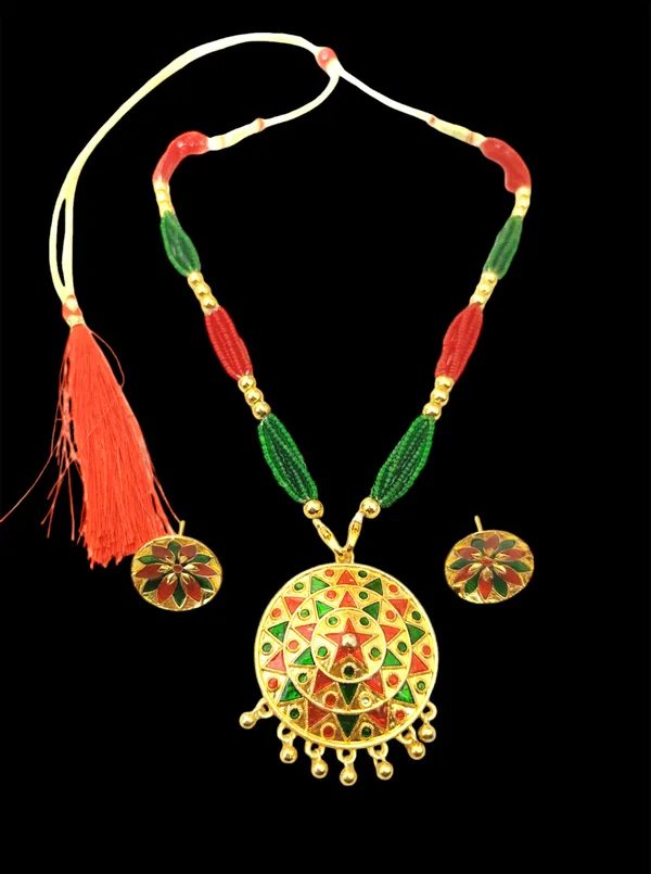 Assamese_Traditional_Red_Green_Japi_With_Tassel_Jewellery_Set