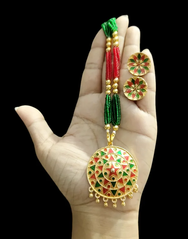 Assamese_Traditional_Red_Green_Japi_With_Tassel_Jewellery_Set