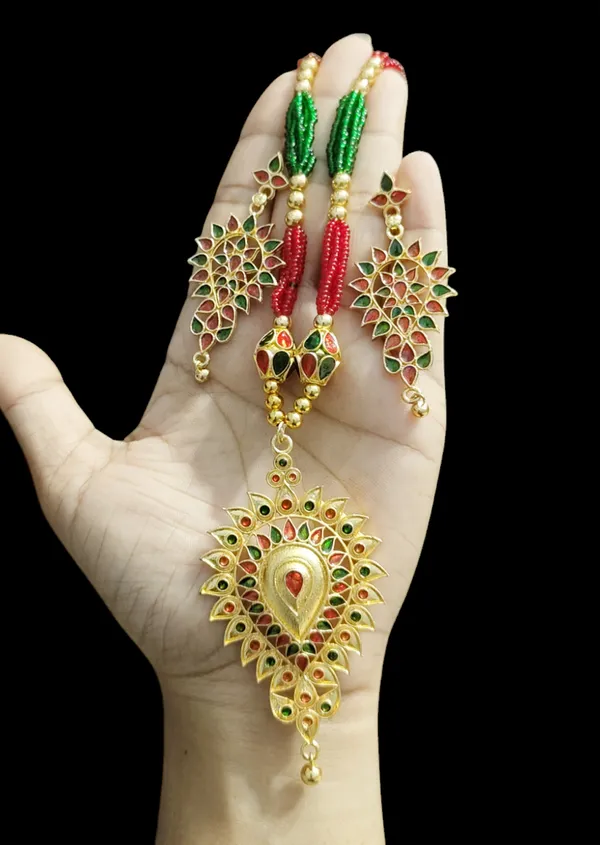 Assamese_Traditional_Red_Green_Dugdugi_With_Monimala_Tassel_Jewellery_Set