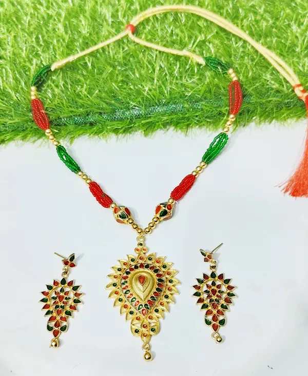 Assamese_Traditional_Red_Green_Dugdugi_With_Monimala_Tassel_Jewellery_Set