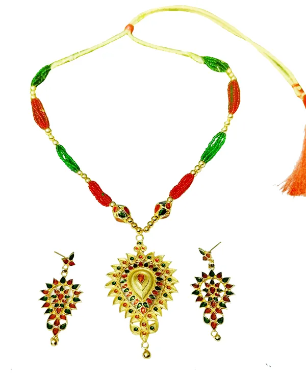 Assamese_Traditional_Red_Green_Dugdugi_With_Monimala_Tassel_Jewellery_Set