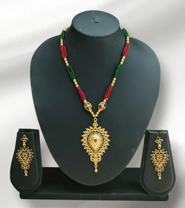 Assamese_Traditional_Red_Green_Dugdugi_With_Monimala_Tassel_Jewellery_Set