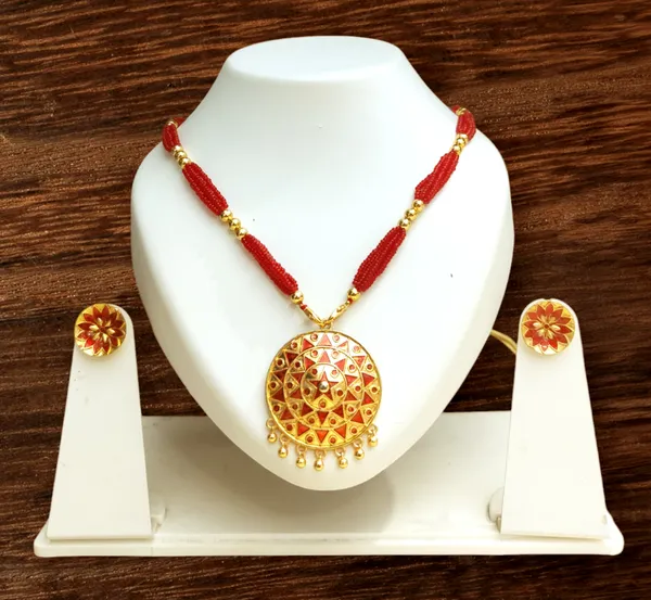 Assamese_Traditional_Red_Japi_With_Tassel_Jewellery_Set