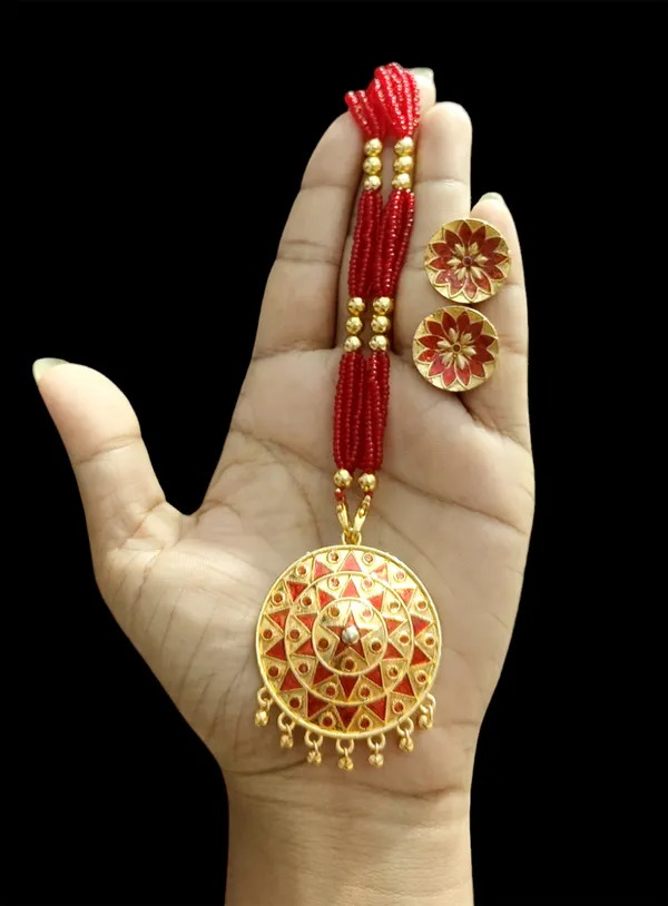 Assamese_Traditional_Red_Japi_With_Tassel_Jewellery_Set