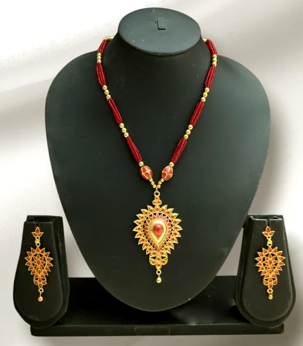 Assamese_Traditional_Red_Dugdugi_With_Monimala_Tassel_Jewellery_Set