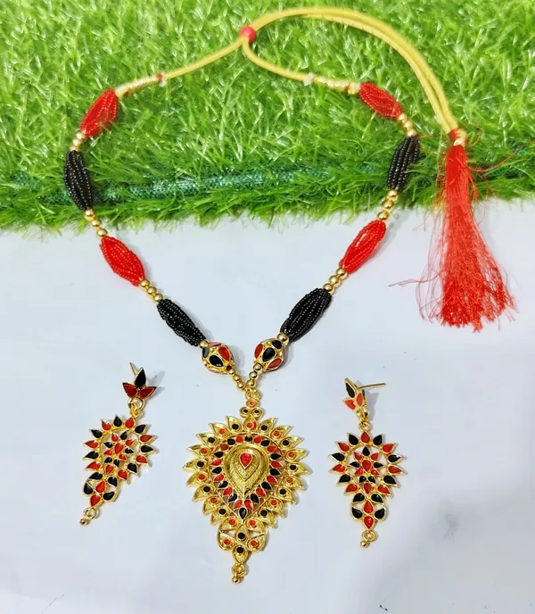 Assamese_Traditional_Red_Black_Dugdugi_With_Monimala_Tassel_Jewellery_Set