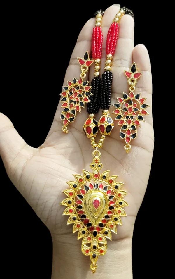 Assamese_Traditional_Red_Black_Dugdugi_With_Monimala_Tassel_Jewellery_Set