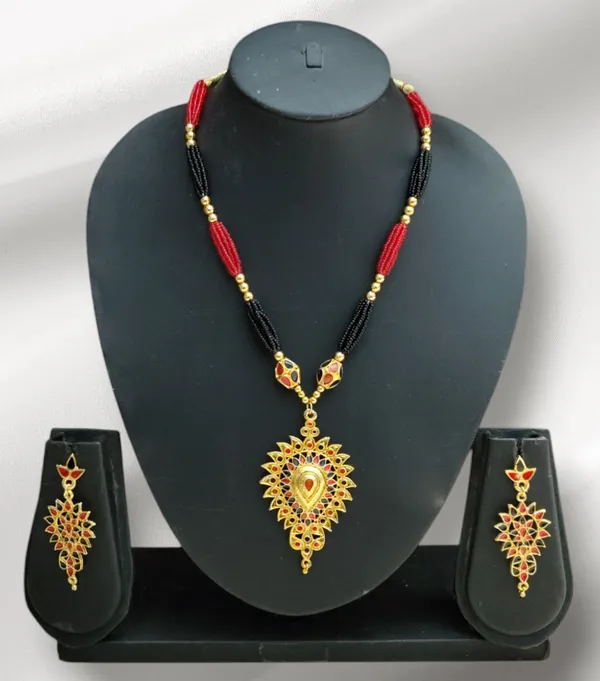 Assamese_Traditional_Red_Black_Dugdugi_With_Monimala_Tassel_Jewellery_Set
