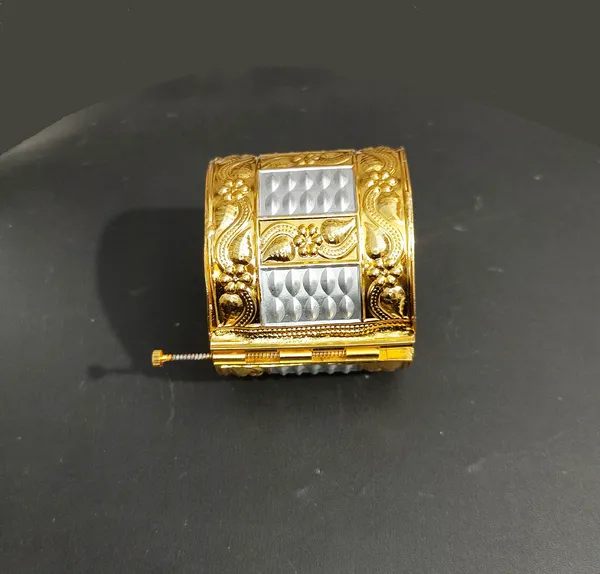 BG_GOLD_COPPER_BASED_Assamese__Traditional_Muthi_Kharu
