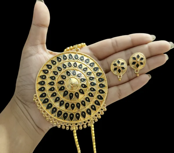 Assamese_Traditional_Black_Big_Japi_Top_Earring_With_Goti_Chain