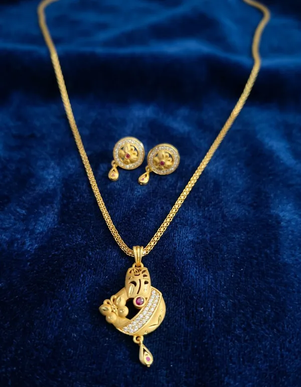 Elegant_Floral_Gold_Pendant_Necklace_Set_with_Stud_Earrings