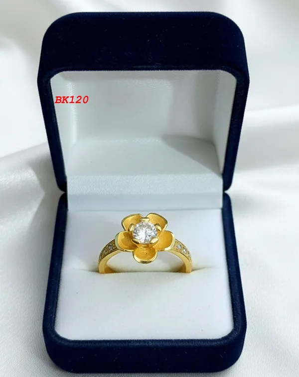 Elegant_Matte_Gold_Bloom_Ring_with_American_Diamond_Accent