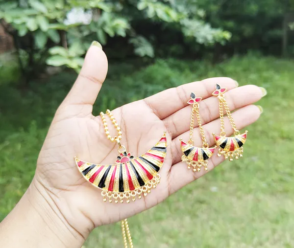 Assamese_Traditional_Red-Black_Joonbiri_Chain_Jewellery_Set_For_Women