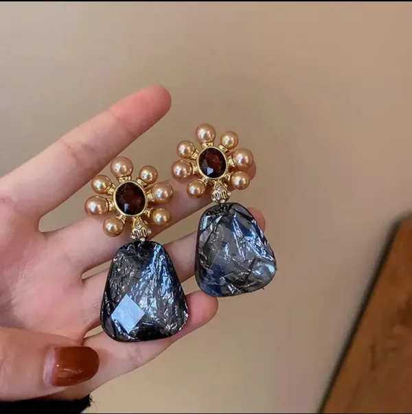 Flower_Geometric_Diamond_style_earrings__for_daily_wear