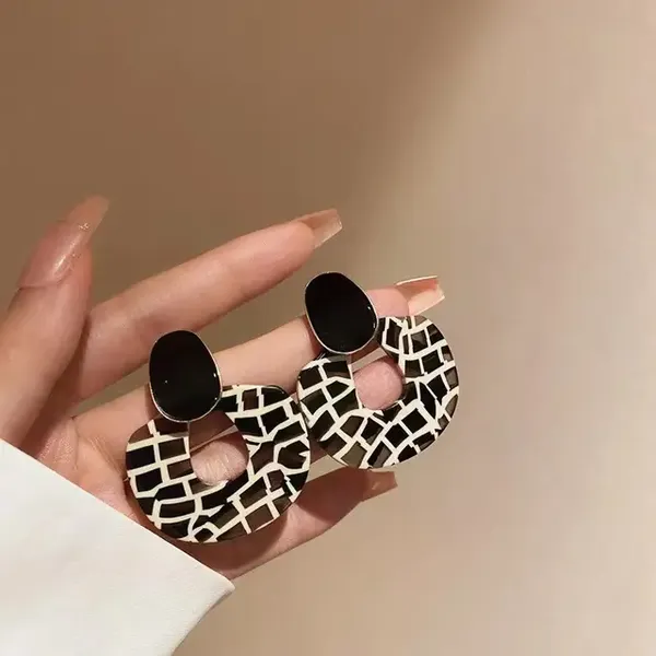 Dangle_Drop_Earrings_round_shape_Geometric_striped_Big_statement_earrings_for_work