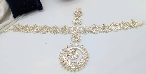 Bollywood_Style_Kundan_Maangtika_For_Girls