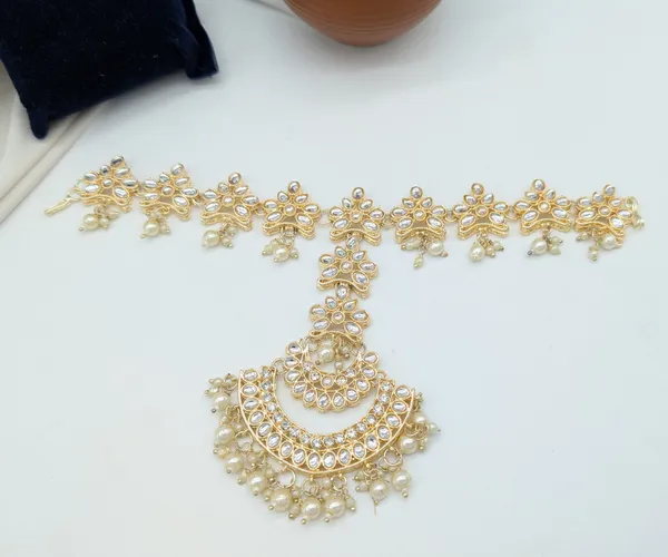 Bollywood_Style_Kundan_Pearl_Maangtika_For_Girls