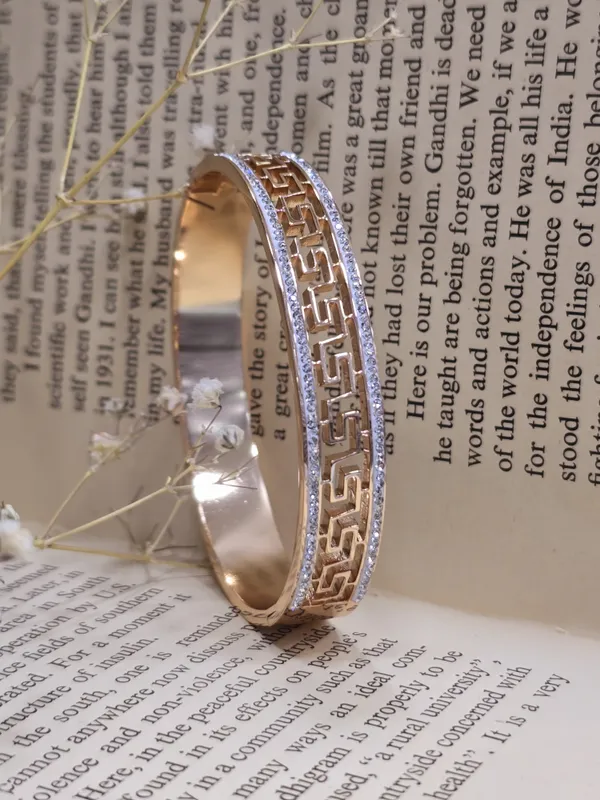Golden_Women_Design_Bracelet