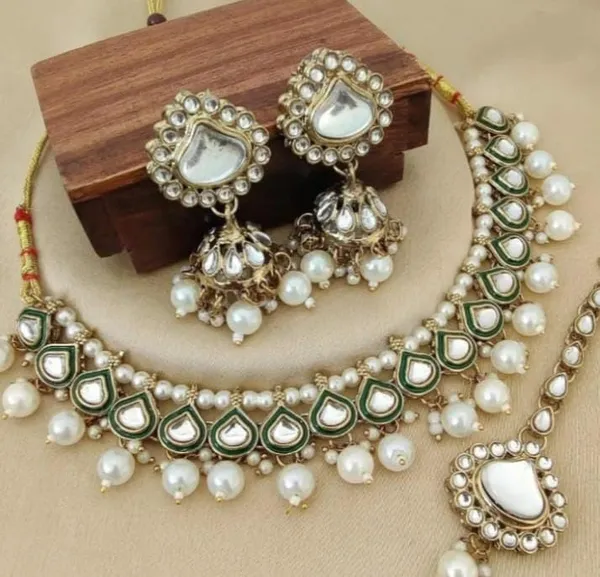 Trending_Kundan_Choker_Set_With_Earrings_For_Girls