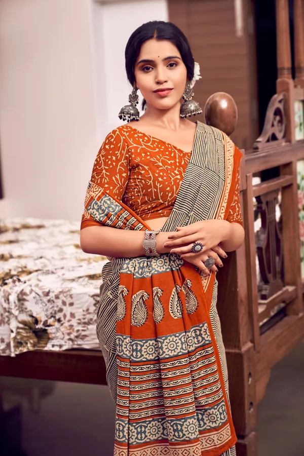 Beautiful_Handicraft_Pure_Soft_MulMul_Cotton_Ikkat_Hand_PrintedSaree_With_Blouse_Piece