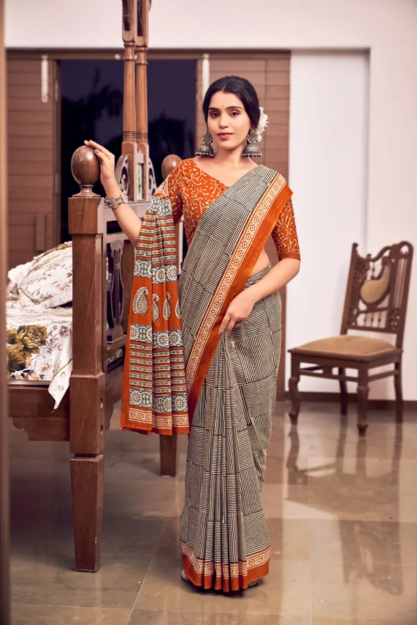 Beautiful_Handicraft_Pure_Soft_MulMul_Cotton_Ikkat_Hand_PrintedSaree_With_Blouse_Piece