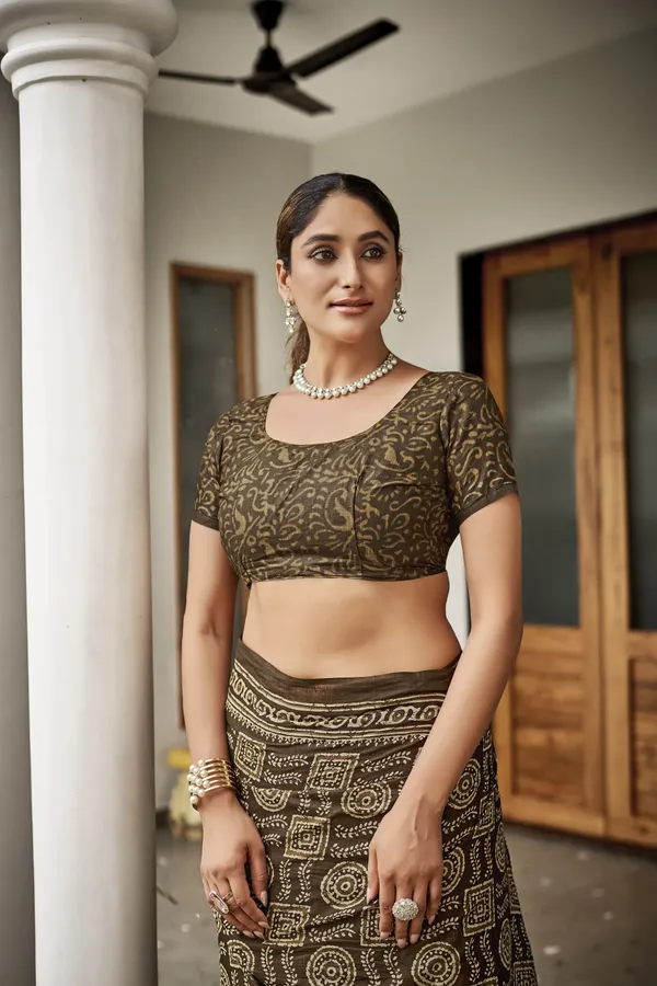 Beautiful_Handicraft_Pure_Soft_MulMul_Cotton_Ikkat_Hand_PrintedSaree_With_Blouse_Piece