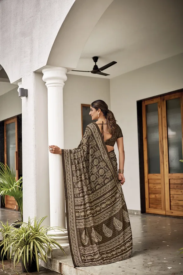 Beautiful_Handicraft_Pure_Soft_MulMul_Cotton_Ikkat_Hand_PrintedSaree_With_Blouse_Piece