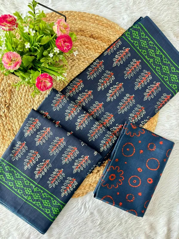 Stylish__Handicraft_Pure_Soft_MulMul_Ikkat_Hand_Print_Cotton_Saree_With_Blouse_Piece