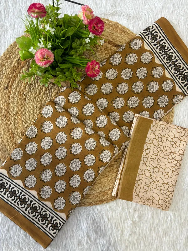 Stylish__Handicraft_Pure_Soft_MulMul_Ikkat_Hand_Print_Cotton_Saree_With_Blouse_Piece