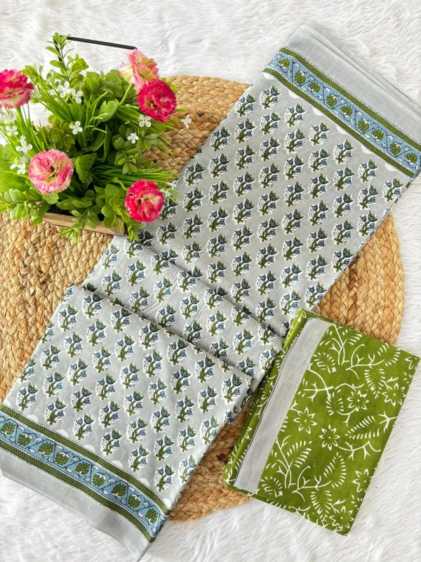 Stylish__Handicraft_Pure_Soft_MulMul_Ikkat_Hand_Print_Cotton_Saree_With_Blouse_Piece