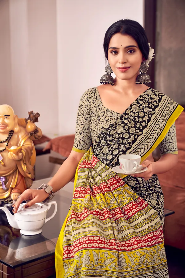 Beautiful_Handicraft_Pure_Soft_MulMul_Cotton_Ikkat_Hand_PrintedSaree_With_Blouse_Piece