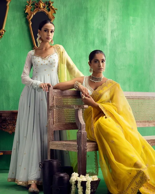 Heavy_Organza_With_Beautiful_Embroidery_Thred_Zari_and_Sequance_Work_Saree