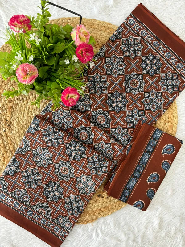 Stylish__Handicraft_Pure_Soft_MulMul_Ikkat_Hand_Print_Cotton_Saree_With_Blouse_Piece