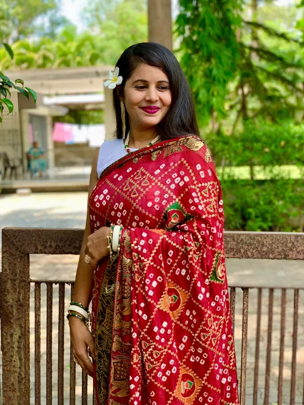 New_Bandhani_Silk_Zari_With_Stunning_Emroedry_Work_And_WovenBorder_Saree_Unstiched_Blouse_Fabric