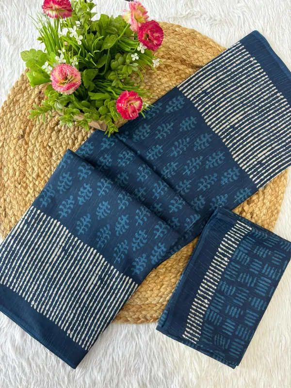 Stylish__Handicraft_Pure_Soft_MulMul_Ikkat_Hand_Print_Cotton_Saree_With_Blouse_Piece