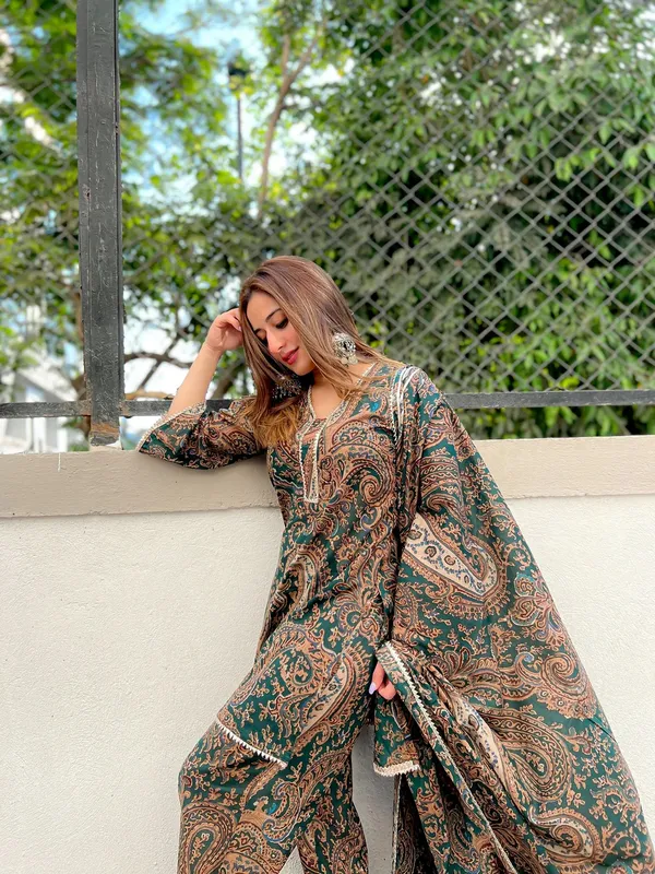 Green_Paisley_Cotton_Printed_Kurta,_Pant_&_Dupatta__Set